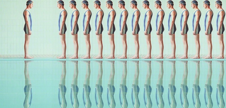 Delpozo se ‘lanza’ a la piscina este verano con una exposición fotográfica