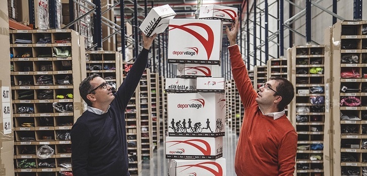 Imagen de los fundadores de Deporvillage en el centro logístico. Deporvillage encara los 75 millones de facturación en 2020 tras entrar en beneficios