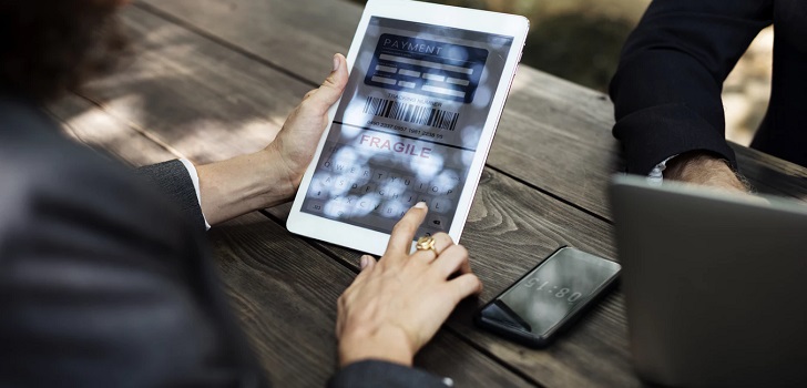 Compras con una tablet. La batalla sobre el dominio de la Red: grandes operadores vs pequeños retailers