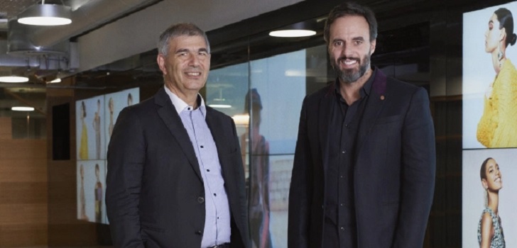 Farfetch y Chalhoub Farfetch apuesta por el lujo online en Oriente Medio. El grupo luso de ecommerce ha creado una joint venture con Chalhoub, el titán árabe de los grandes almacenes, para desembarcar en la región. Farfetch iniciará su actividad en el primer semestre de 2018 y pondrá en marcha el mes que viene unas nuevas oficinas en Dubái. “Con Chalhoub tenemos la habilidad de aprovechar su presencia en el brick y combinarla con nuestra tecnología omnicanal para ofrecer el mejor nivel de servicio que nadie en la industria puede brindar”, ha dicho José Neves, consejero delegado de Farfecth. “Ningún operador internacional ha asentado su servicio aquí aún, por lo que el mercado permanece poco explotado”, ha añadido. Yoox Net-a-Porter, el mayor rival de la empresa, anunció en 2016 planes para operar en la región, pero aún no se han materializado. Chalhoub es uno de los mayores retailers de lujo de Oriente Medio. La compañía opera más de 650 tiendas en catorce países y cuenta con más de 12.000 empleados. El grupo tiene dos ramas de negocio. Por un lado, Chalhoub es el socio en la región de grandes operadores extranjeros como Saks Fifth Avenue, Céline, Christian Dior o Lacoste, entre otros. Por otro lado, la compañía cuenta con varios conceptos propios de retail como Level. Chalhoub cuenta con más 650 tiendas en catorce países de Oriente Medio Farfetch cerró 2016 con unas pérdidas de 34 millones de libras (38,2 millones de euros), un18% más que en el año anterior. Por otra parte, la facturación de la compañía se disparó un 74%, hasta 151,3 millones de libras (170,1 millones de euros). El pasado junio, Farfetch comenzó a preparar su salto al parqué en la bolsa Nueva York. La operación, prevista para dentro de catorce meses, podría valorar la empresa en hasta 5.000 millones de dólares (4.289,1 millones de euros).