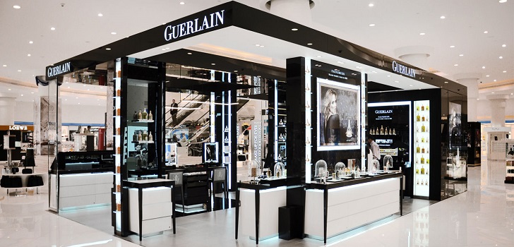 Actualmente sólo existen veinte tiendas de este tipo en el mundo, la apertura de la tienda insignia llegó de la mano de El Palacio Hierro Perisur, en la Ciudad de México. Guerlain apuesta por México: abre primer ‘flagship’ de la región