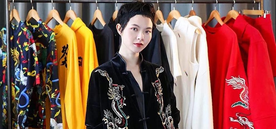 La diseñadora china Angela Chen. la compañía se asoció por primera vez con una diseñadora china, Angela Chen