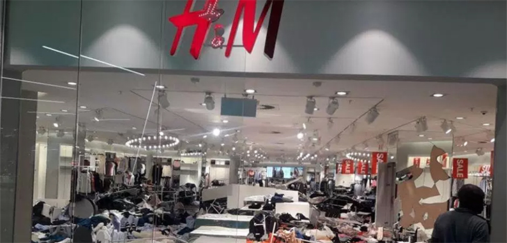 Tienda H&M en Sudáfrica después de las protestas H&M cierra sus tiendas en Sudáfrica por una supuesta imagen racista