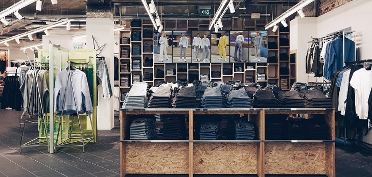 Tienda de Weekday. H&M, en busca del ‘stock cero’: lanza vaqueros a medida con Weekday