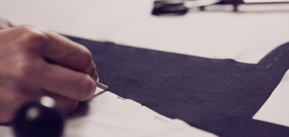 Persona cortando un tejido denim. H&M ha realizado ya varias pruebas de personalización con dos ‘start ups’