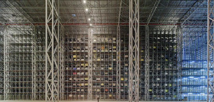 Centro logístico de Inditex Inditex vende más con menos: reduce su stock por segundo trimestre consecutivo