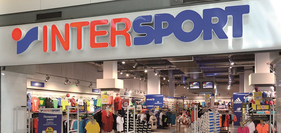 Las primeras tiendas que se agruparon en España en forma de cooperativa se aliaron de inmediato al grupo Intersport.