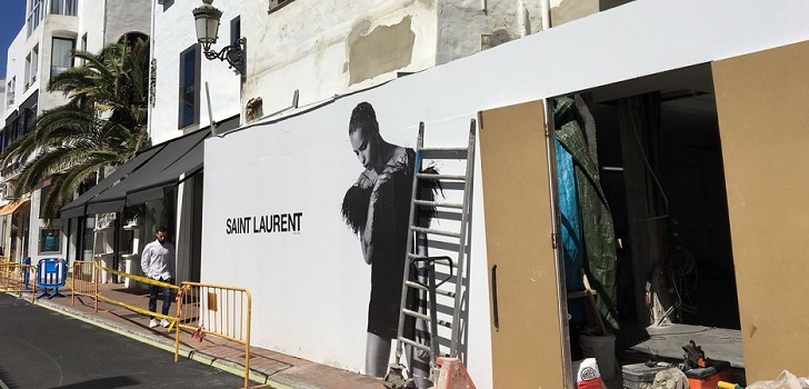 El lujo, a por el ‘sol y playa’: Saint Laurent entra en Puerto Banús y Twin-Set en Ibiza