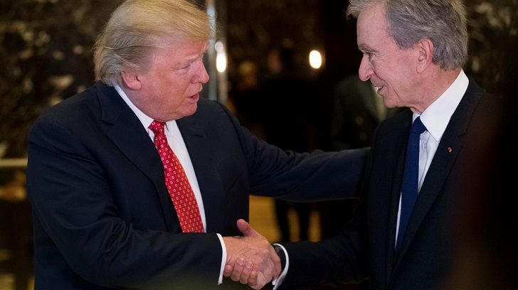Donald Trump y Bernard Arnault, durante un encuentro en 2017. LVMH, sin miedo a la guerra comercial: abre una nueva fábrica en Texas