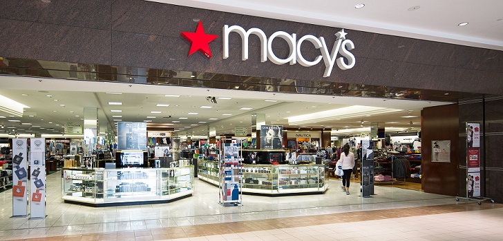 Entrada de una tienda de Macy's. Macy’s encoge su beneficio un 30% y estanca sus ventas en 2018 tras un mal cuarto trimestre