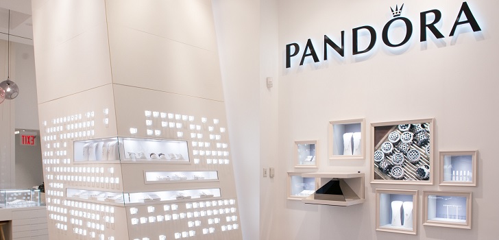 Pandora reduce a la mitad su beneficio y contrae un 6% sus ventas en el primer semestre