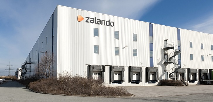 Centro logístico de Zalando. Zalando encoge su beneficio neto en 2017 pero dispara su negocio un 23%