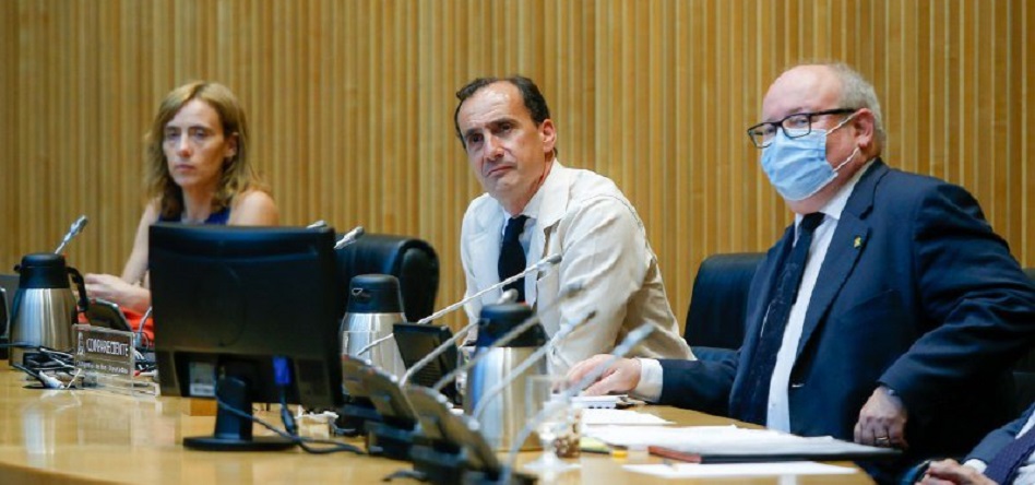 Eduardo Zamácola en el congreso. Zamácola llevó las demandas de la industria de la moda al Congreso de los Diputados, donde reclamó una condonación de los impuestos, las tasas, los tributos y las cuotas de la Seguridad Social, entre otros, para que los comercios pudieran hacer frente al golpe de la pandemia.