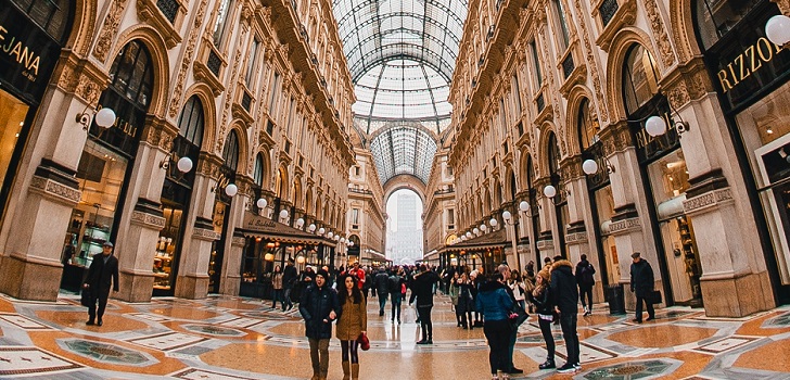 Galleria Vittorio Emanuele en Milán, Italia. Italia reabre el comercio pese a las restricciones: la moda infantil vuelve a operar