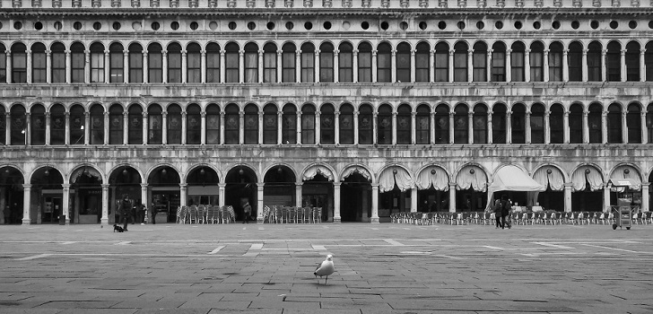 Plaza San Marcos, en Venecia, vacía durante el confinamiento. Italia cierra centros comerciales los fines de semana
