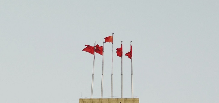 Banderas de China ondeando en un edificio. Sacudida histórica en el ‘sourcing’: Turquía arrebata a China la plata de proveedores de España