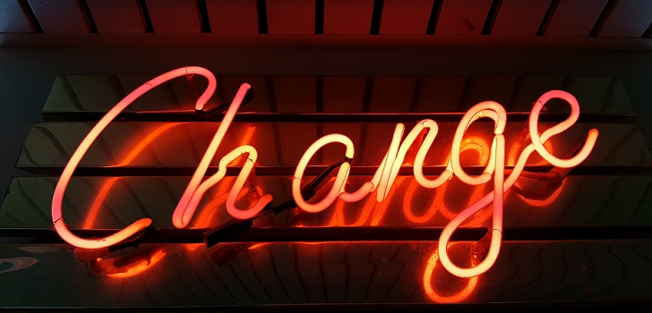 Cartel de neon con las letras Change. La moda año 0: la transformación del sector, a debate en 080 Business Talks