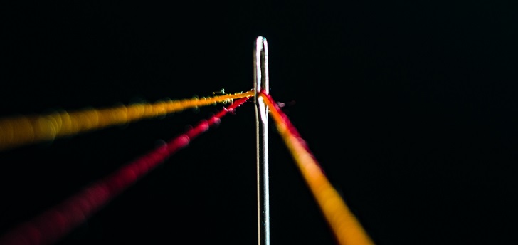 Hilo en una aguja. Euratex pondrá en marcha cinco ‘hubs’ de reciclaje textil en Europa