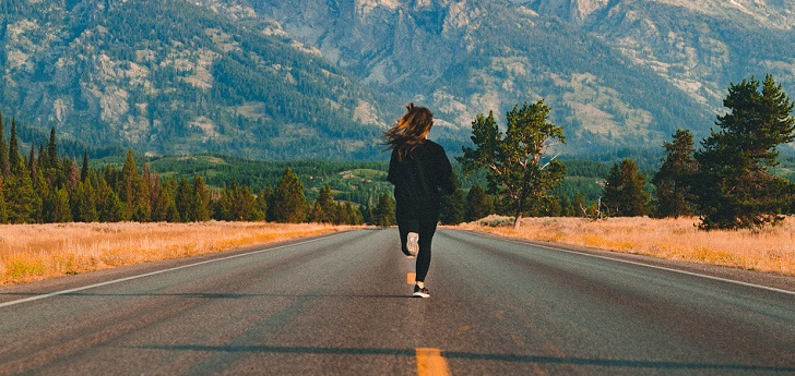 Mujer corriendo en una montaña. ¿Quién dijo crisis? El retail deportivo en EEUU se encamina hacia el mejor año de su historia