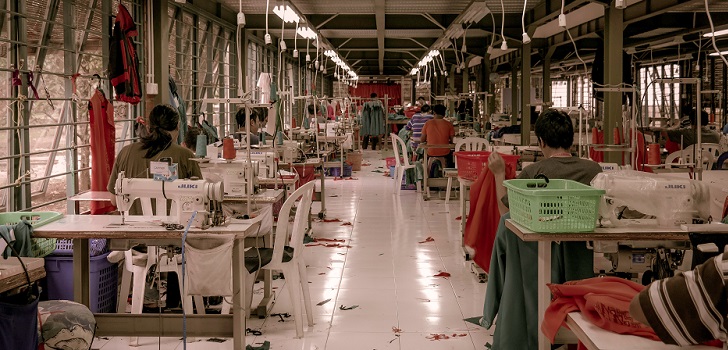 Fábrica de ropa en Indonesia. La moda cancela compras y adelanta producciones ante la segunda ola en Europa