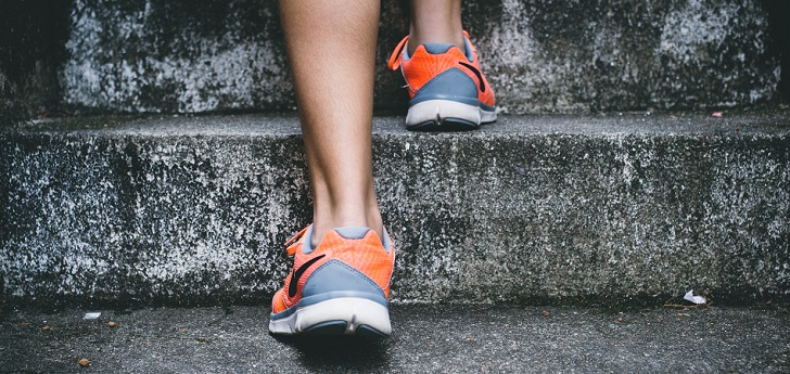 Zapatillas subiendo unas escaleras. El deporte en Europa encara la recuperación: caída del 10% en 2021 pero a doble velocidad