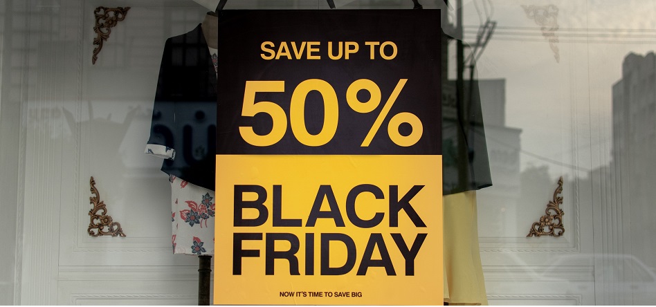 Cartel de Black Friday en una tienda. Los operadores logísticos anticipan un crecimiento de pedidos del 30% este Black Friday en España.