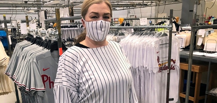 Los Yankees y los Phillies &lsquo;batean&rsquo; contra el coronavirus: visten al cuerpo sanitario