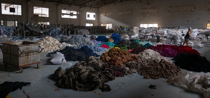 Montaña de residuos textiles. La puerta trasera de la moda: mil millones de ropa usada y un millón de toneladas de basura en 2021