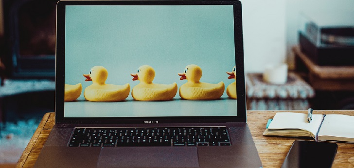 Ordenador con patitos de goma ¿Más tiempo en casa? Morgan Stanley anticipa una caída de 50 puntos básicos del consumo de moda en cinco años