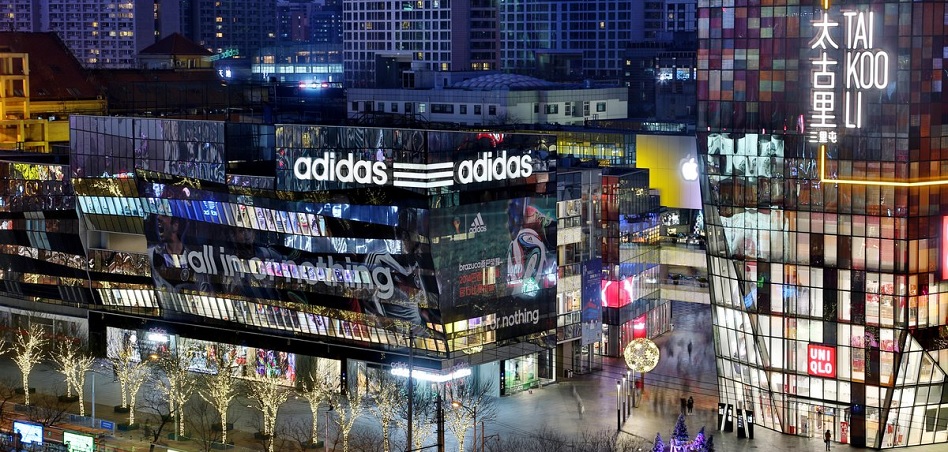 Confinamientos, menos online y sobrestock: por qué Adidas se ha desplomado un 35% en China