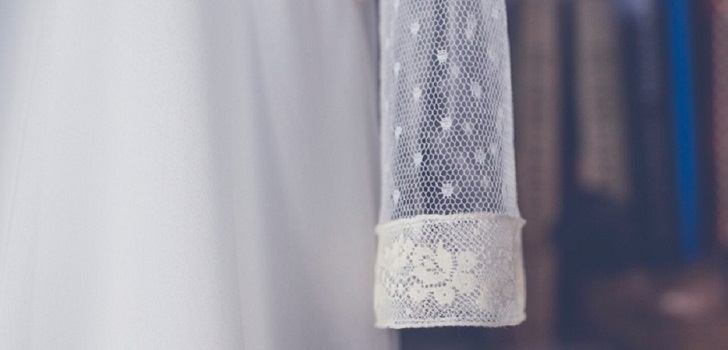 Detalle de un vestido de novia de Alma Aguilar. Alma Aguilar regresa a sus orígenes y vuelve a la costura tras salir de Ecoalf