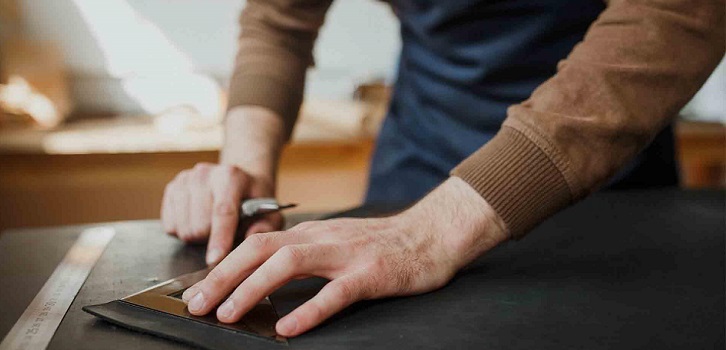 barelly marca italiana manos trabajando el cuero Un grupo de inversores españoles compra la italiana Barelly para su expansión