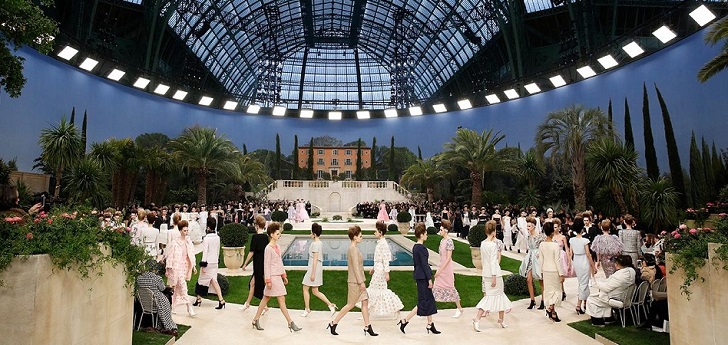Desfile de Chanel Chanel sale al mercado: emite 'bonos verdes' de 600 millones