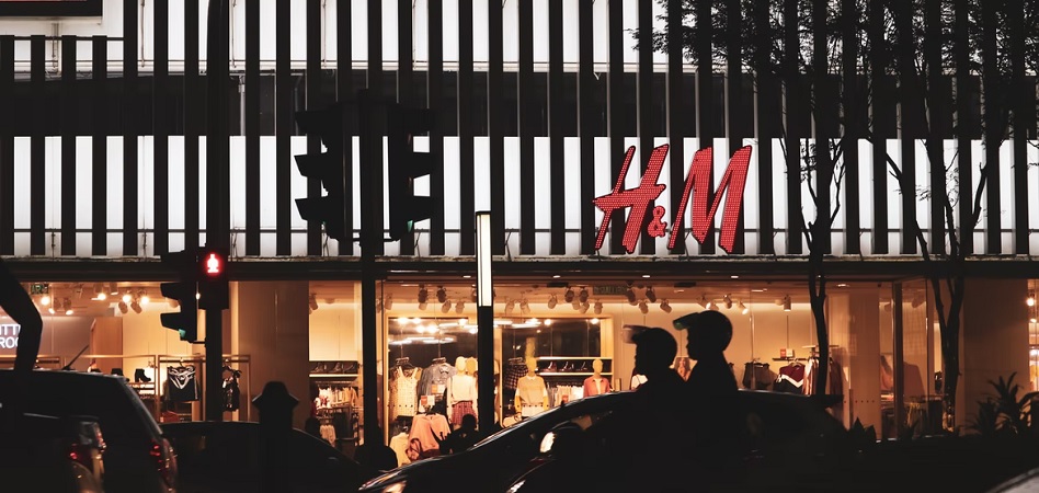 H&M cierra su tienda en los Campos El&iacute;seos y suspende su planta log&iacute;stica en Francia