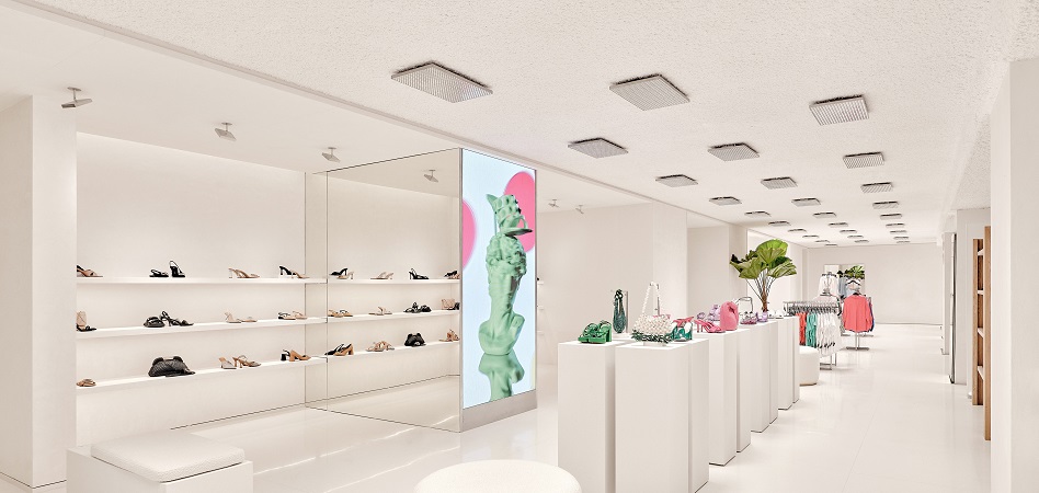 Zara vuelve a dar otra vuelta a su retail. La cadena de Inditex ha abierto hoy un nuevo establecimiento en la Plaza de España de Madrid, donde explora el equilibrio entre la conveniencia del modelo Amazon (entrar, comprar y salir sin hablar con nadie) y la asistencia del comercio tradicional.  El nuevo establecimiento de Zara en los bajos del hotel Riu es el mayor de la cadena, con una superficie total de 7.700 metros cuadrados, de los cuales 3.800 metro son de superficie comercial.  El flagship introduce un nuevo concepto que pronto se implantará también en las tiendas de Dubái y Ginza, en Tokio. En él se busca combinar “el reflejo de la imagen y moda de la marca con las herramientas más novedosas para la experiencia integrada”, según apuntan desde el grupo.        Zara ha introducido servicios como el Pay&Go y ‘showrooms’ para algunas colecciones     Entre esas nuevas herramientas se incluyen la compra a través de la aplicación, sin pasar por caja, códigos QR para acceder a los servicios de la tienda sin necesidad de descargarse la aplicación o sistemas para reservar probadores.  La principal novedad de la tienda consiste en la posibilidad de pagar un artículo de la tienda a través de la aplicación, para después desalarmarlo en uno de los diferentes puntos del establecimiento. El objetivo es evitar que el cliente desista de la compra cuando, por ejemplo, hay largas colas en las cajas.  Otro punto de fricción que el grupo busca solventar con tecnología es la espera para probadores. El cliente puede reservar cita (un sistema disponible hasta ahora a través de la aplicación, con el modo Tienda) y será avisado mediante un sonido cuando esté disponible.  Además, el establecimiento cuenta con un espacio para realizar devoluciones de pedidos online a través de un buzón, así como el sistema de recogida automatizada de pedidos que existe ya en otras tiendas. Junto a estos espacios, se han instalado buzones para reciclar las cajas de los pedidos o entregar prendas usadas para su reciclaje o reutilización.        FOTO  El establecimiento cuenta con espacio destinados a las colecciones de íntimo (que hasta ahora sólo se vendía online), calzado o deporte        Junto con estos servicios para que el cliente pueda realizar la compra de forma más autónoma se encuentran otros más enfocados a la venta asistida, como los showrooms dedicados a calzado, accesorios, íntimo (que hasta ahora se vendía sólo online) o a la colección deportiva.  En estos espacios, están en exposición solamente una talla por producto, y cuentan con dos dependientes para asistir al cliente y pequeños almacenes adyacentes para realizar las reposiciones de forma ágil.  De esta forma, el producto gana más protagonismo. Eso es lo que se persigue también en la propia distribución de la tienda, organizada de forma concéntrica con amplios espacios. El interiorismo, desarrollado por el estudio de arquitectura de Zara, combina una estética industrial en algunas zonas con áreas más cálidas con mesas, maderas y alfombras.  Entre las novedades se encuentra también un área dedicada a la línea de belleza que incorpora un nuevo concepto, una nueva línea de bases de maquillaje y un servicio de maquillaje para el que ya no hay cita disponible.  El Zara Plaza de España también cuenta con algunos de los sistemas de ecoeficiencia medioambiental más avanzados y opta al sello Breeam, certificado europeo de construcción sostenible. Las medidas adoptadas en esta apertura se reflejan, por ejemplo, en la eficiencia de los sistemas de calefacción y refrigeración, iluminación LED para un mayor ahorro de energía, y utilización de materiales más respetuosos con el medioambiente, entre otras.     FOTO  Stradivarius también ha estrenado hoy un nuevo concepto de tienda en el Edificio España     Stradivarius también ha abierto hoy su tienda en Plaza España con un nuevo concepto de tienda, Wave. El establecimiento cuenta con una superficie total de 1.240 metros cuadrados distribuidos en dos plantas y está ubicado en los bajos del remodelado Edificio España de Gran Vía, 84.  Wave da nombre a una nueva decoración con formas y acabados en el mobiliario curvos y redondeados. “Las líneas cuadradas y los vértices se convierten en líneas curvas con sensación de movimiento que hacen referencia al ondeado de las olas del mar”, explica la cadena.  La tienda cuenta con una zona de caja física y de cajas de autocobro, acceso a wifi gratis y una zona online para la recogida de pedidos realizados a través de la web y app.  También incorpora el Modo Tienda, a través del cual el cliente puede navegar, en web y app, sobre la disponibilidad de producto en tienda en tiempo real, realizar un pedido y recogerlo en ese mismo punto en una hora.  Para acercar al cliente estos servicios, se ha colocado además una gran pantalla en el interior de la tienda, a través de la cual se comunicarán colecciones, novedades y otros servicios que ofrece la marca.  Inditex, presidida desde la semana pasada por Marta Ortega, es el mayor grupo de distribución de moda del mundo. El grupo cerró 2021 con un crecimiento interanual de las ventas del 36%, hasta 27.716 millones de euros, un 2% menos que en 2019. El beneficio tiene todavía más terreno que recorrer: aunque se casi triplicó respecto a 2020, está aún un 11% por debajo de 2019