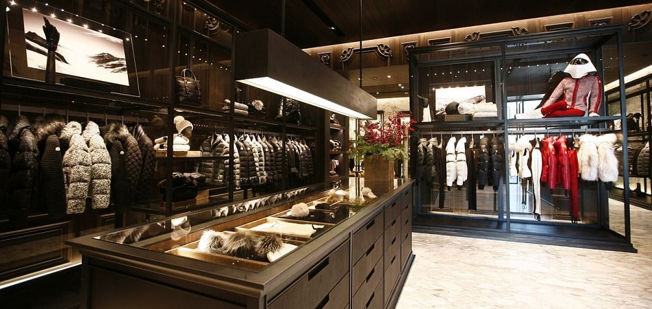 Moncler sube su apuesta por el retail y abre en París su mayor tienda en todo el mundo