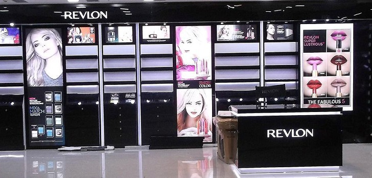 Interior de una tienda de Revlon Revlon cierra 2020 contrayendo su negocio un 21%