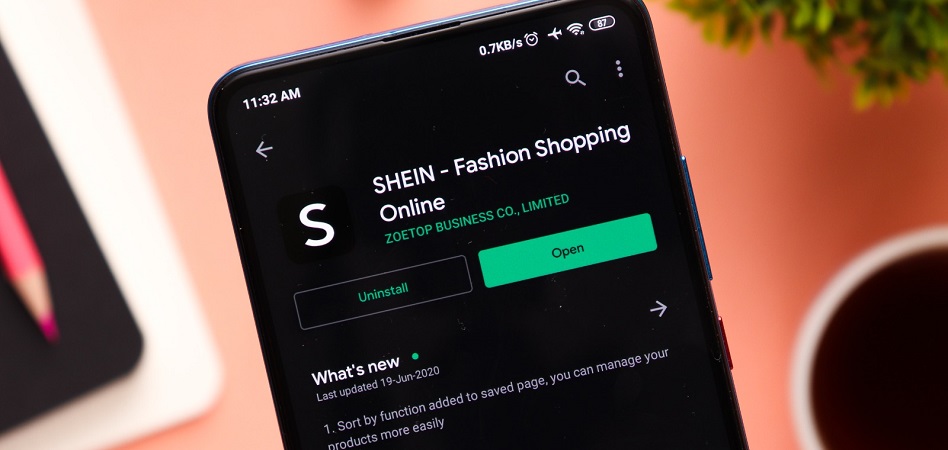 Móvil con la app de Shein Loué, una segunda vida para la moda de lujo