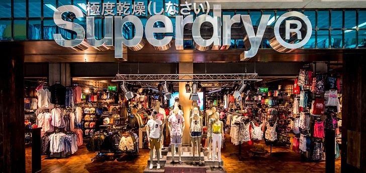 Superdry ajusta su operativa: negocia alquileres, pospone inversiones y reordena compras