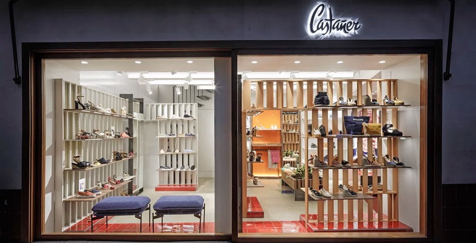 castaner tienda exterior noche 980x500