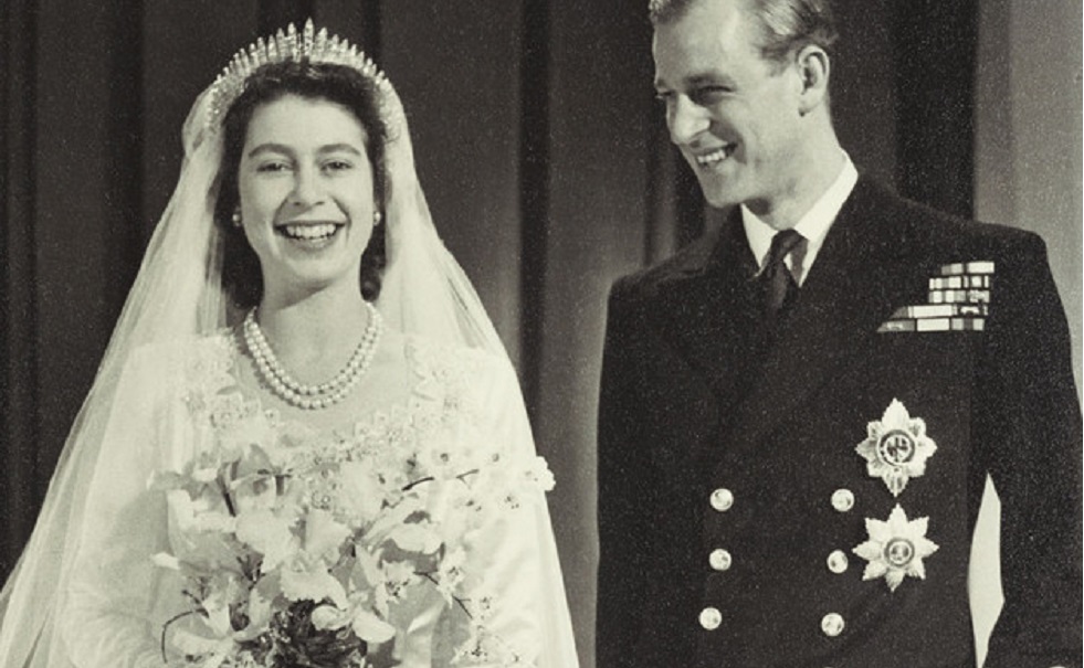 Un público de 200 millones y una tiara partida: la boda de la reina Isabel II