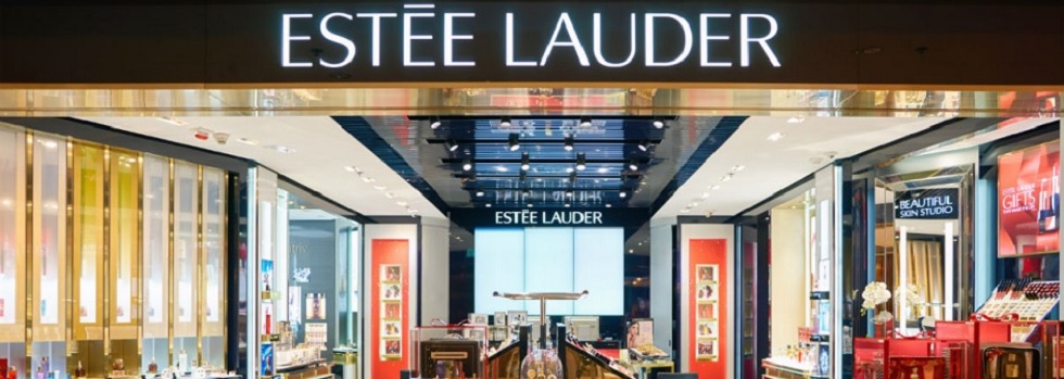 Estée Lauder rebaja previsiones y reduce un 13% las ventas en los primeros nueve meses