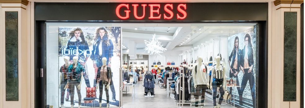 Guess desploma su beneficio y se suma a la ola de ‘profit warnings’ en el segundo trimestre