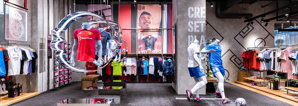 Adidas releva a H&M en los Campos Elíseos de París
