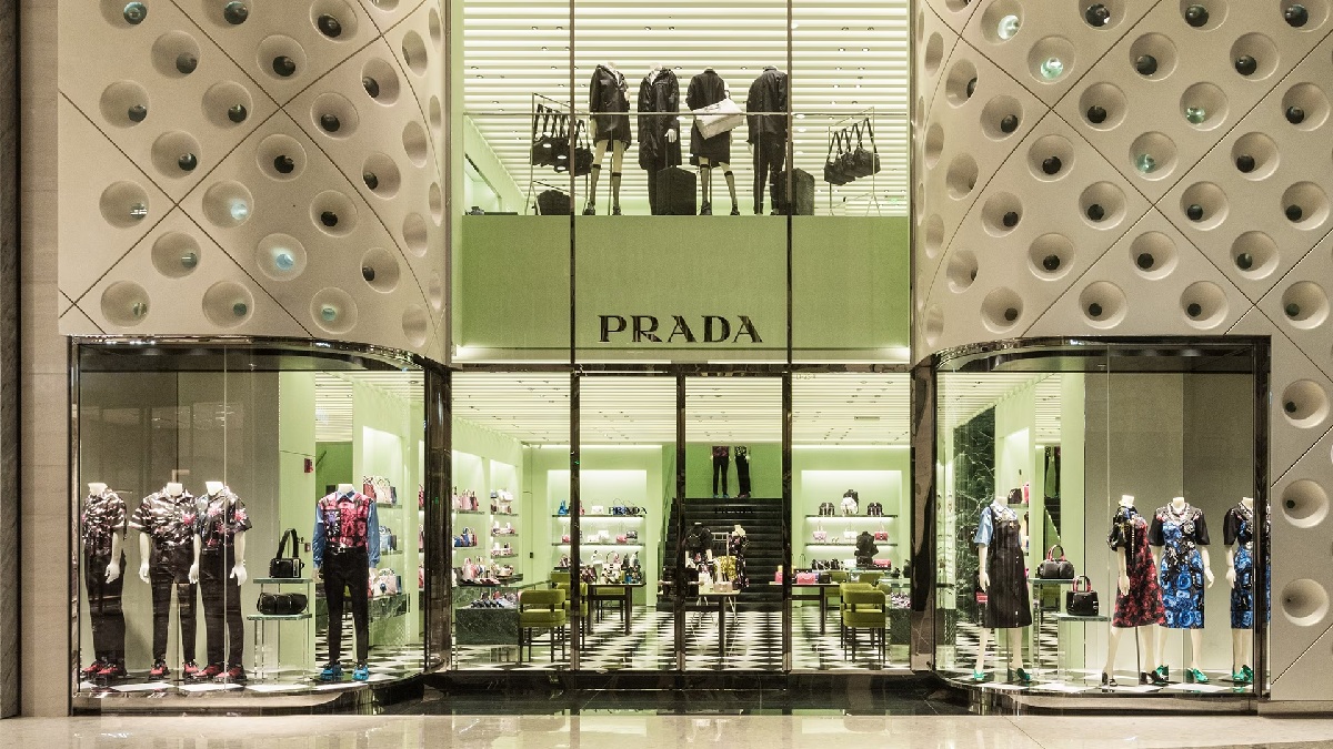 Prada obtiene luz verde de Bruselas a la compra de Versace