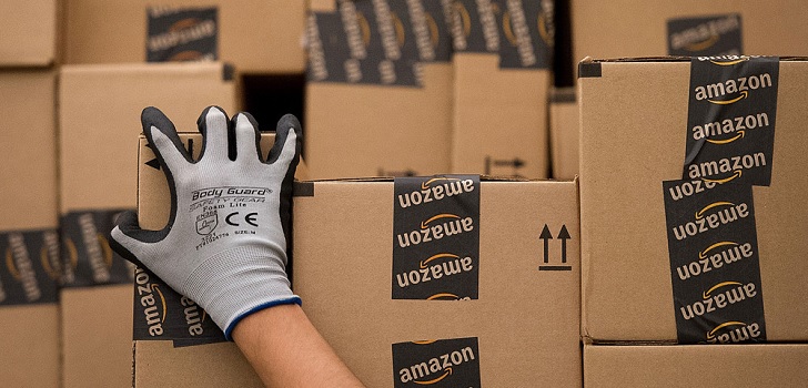 Cajas en el almacén de Amazon. La batalla sobre el dominio de la Red: grandes operadores vs pequeños retailers