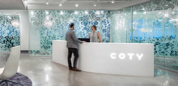 KKR tantea ofrecer 8.000 millones de dólares a Coty por sus marcas de belleza profesional