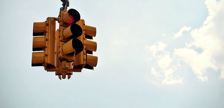 Redlight in traffic light From Mexico to Spain: the give and take of global deceleration