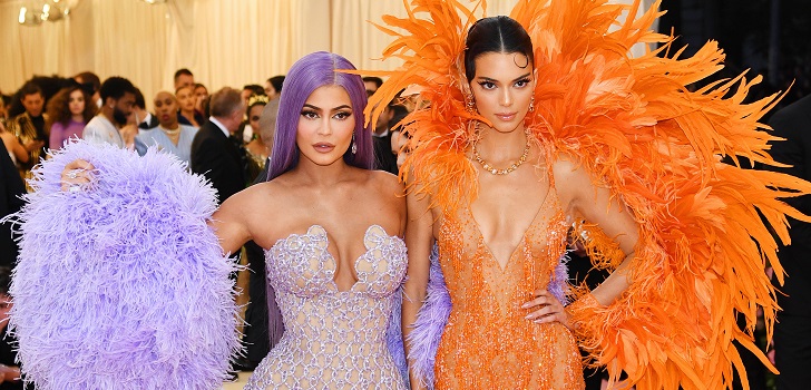 Kylie and Kendall Jenner Kylie and Kendall Jenner sneak into plus size