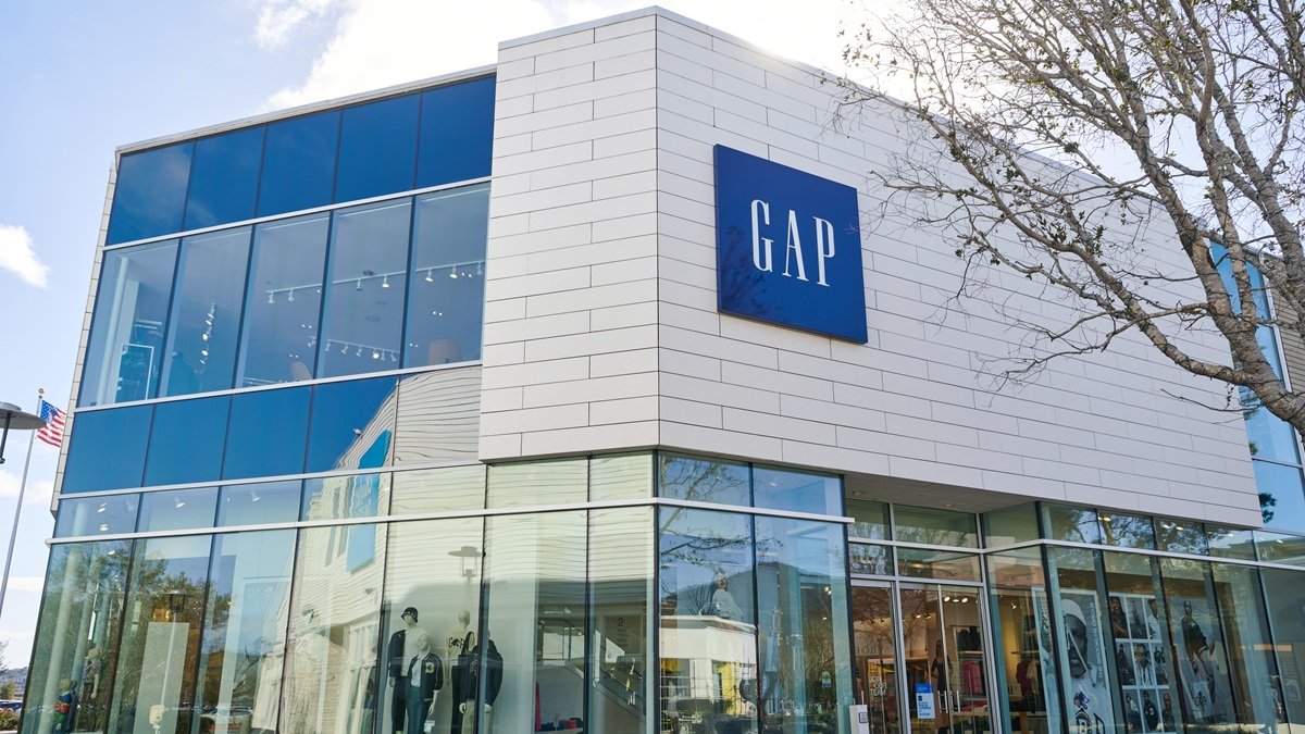 Gap diversifies with cosmetics and accessories to revitalize its performance